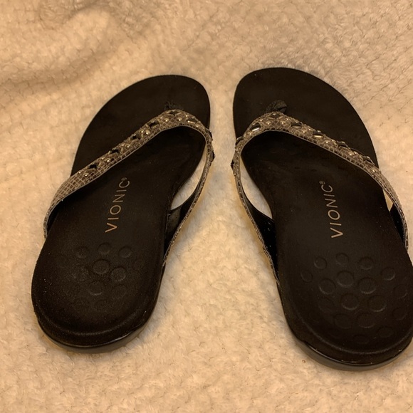 Vionic Dawn womens flip flop sz 8 snake print slate black studded thong sandal - Picture 3 of 6